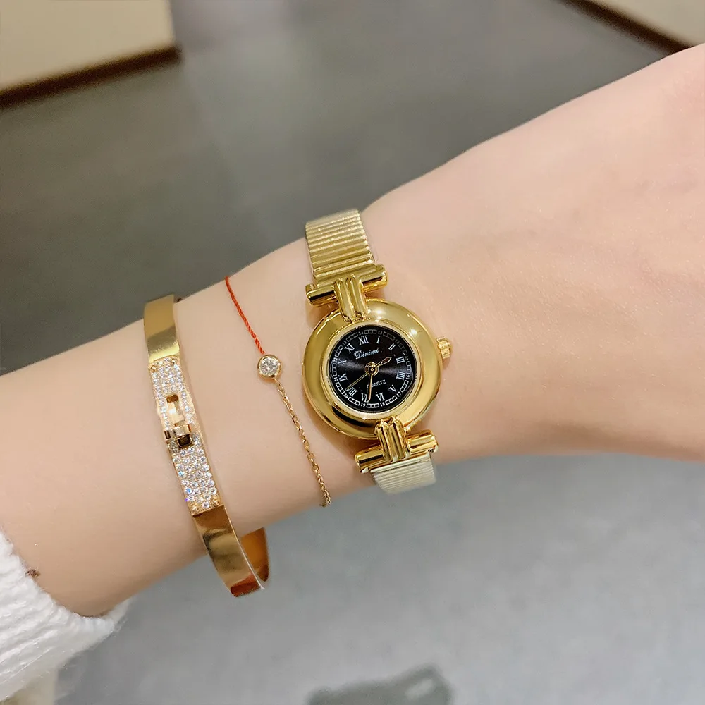 New stylish women's quartz watch with elegant round dial and vintage leather strap; trendy women's watch; high-end selection.