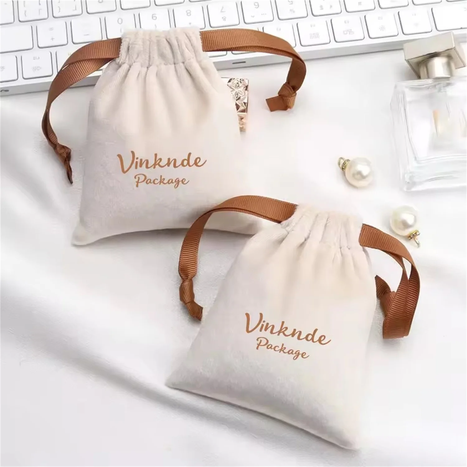 

Custom Logo Beige Velvet Drawstring Bag for Perfume Cosmetic Luxury Soft Velvet Wedding Gift Jewelry Cosmetic Storage Dust Pouch