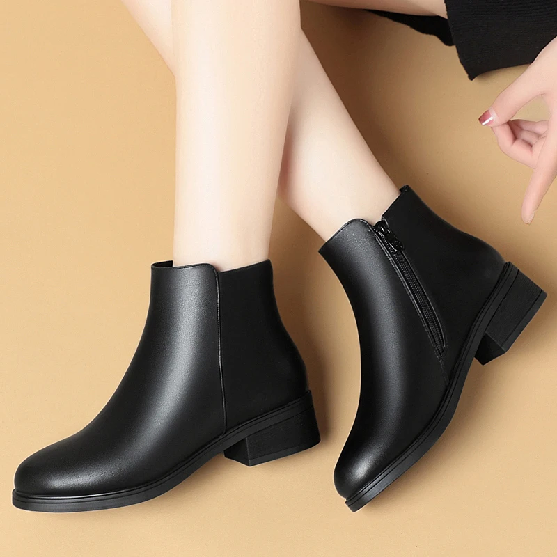 

Women's Winter Boots Non-slip 2025 New Retro British Style Large Size Mom Boots Classic Fleece-lined Women's Ankle Boots