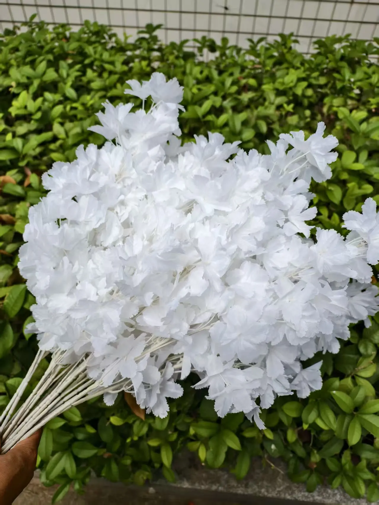 Weiße künstliche Gypsophila-Kirschblütenzweige in Großpackung, 50-500 Stück, künstliche Babybreath-Blumenstiele für Hochzeitsbögen, Brautpartys – Detail 2