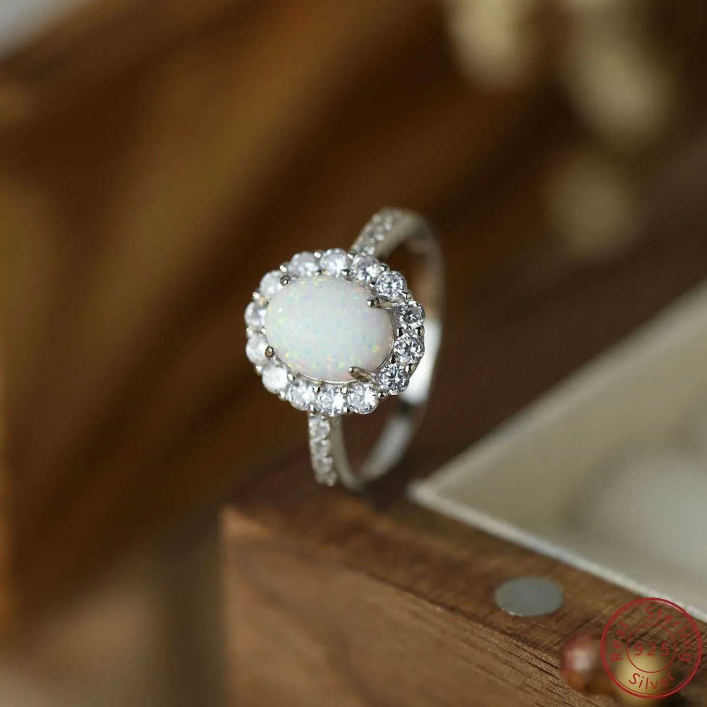 

2025 Новое европейское и американское кольцо из 100% стерлингового серебра 925 пробы с овальным белым опалом, модное универсальное кольцо с цирконом для женщин