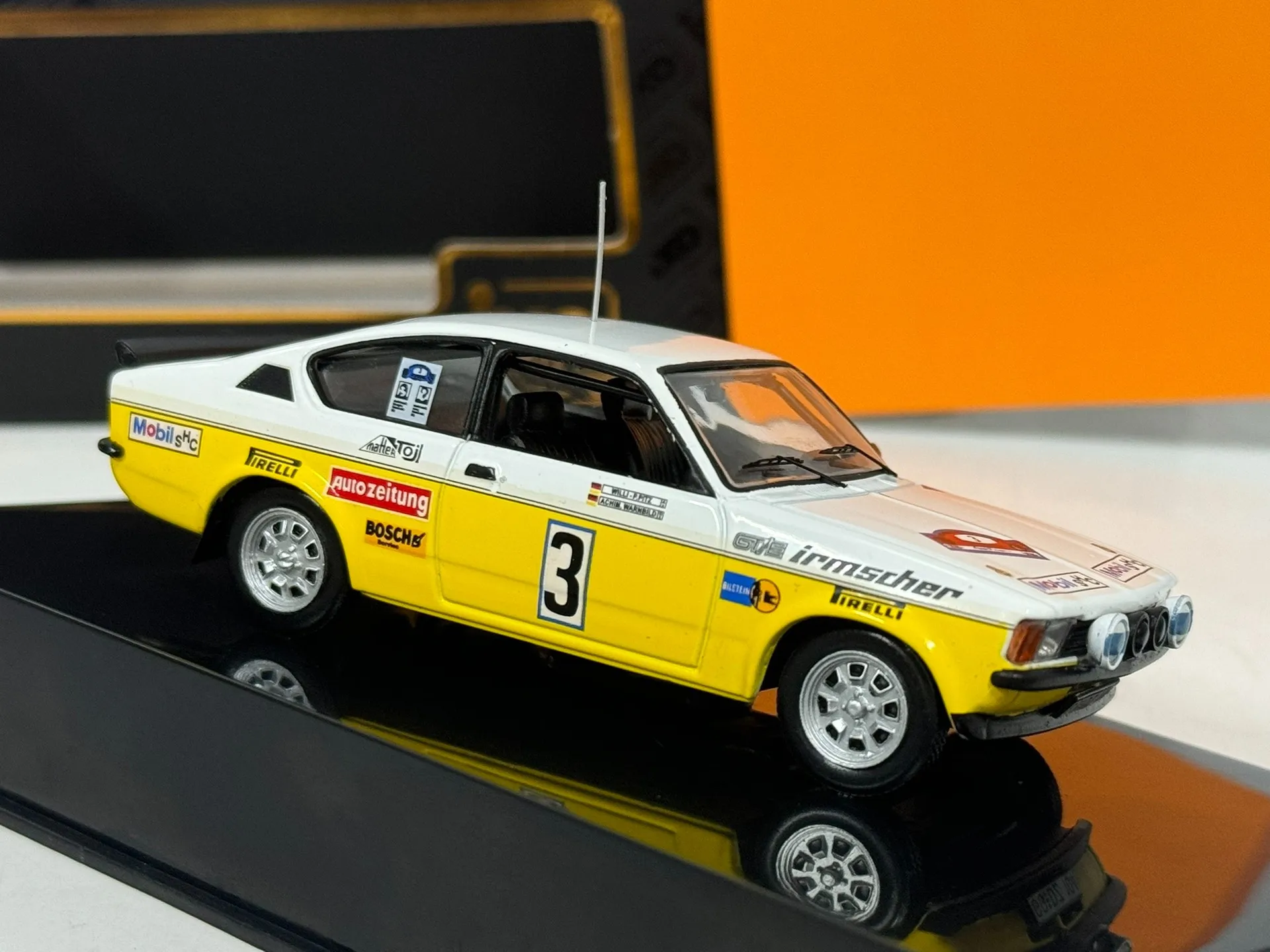 صندوق متصدع دييكاست IXO بمقياس 1/43 أوبل كاديت GT/E Gr.1 # 3 نموذج سيارة مصنوع من خليط معدني لعبة هدية تذكارية لعرض الحلي