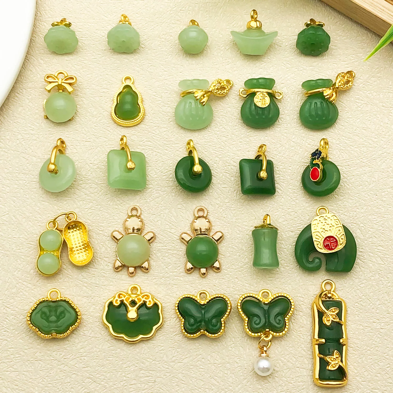Kit com 10/25 Peças de Pingentes de Pedra Natural Estilo Jade Hetian Imitado, Perfeito para Artesanato DIY de Colares, Brincos e Pulseiras