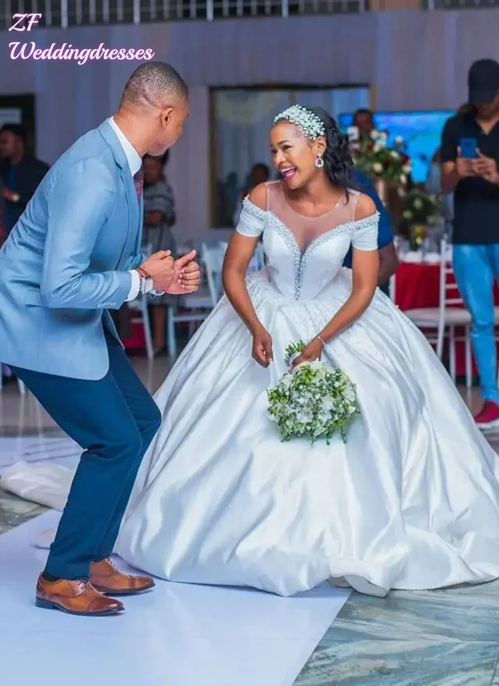 

Customized Modern Sheer Neckline Wedding Dresses Sleeves Beaded Luxury Gowns For Bride Long Sweep Satin A Line Vestido de novia