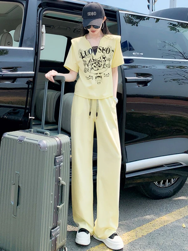 

Модный желтый повседневный спортивный костюм для женщин: летний комплект из двух предметов с утягивающим топом с коротким рукавом и широкими брюками, дизайнерский, премиум-класса