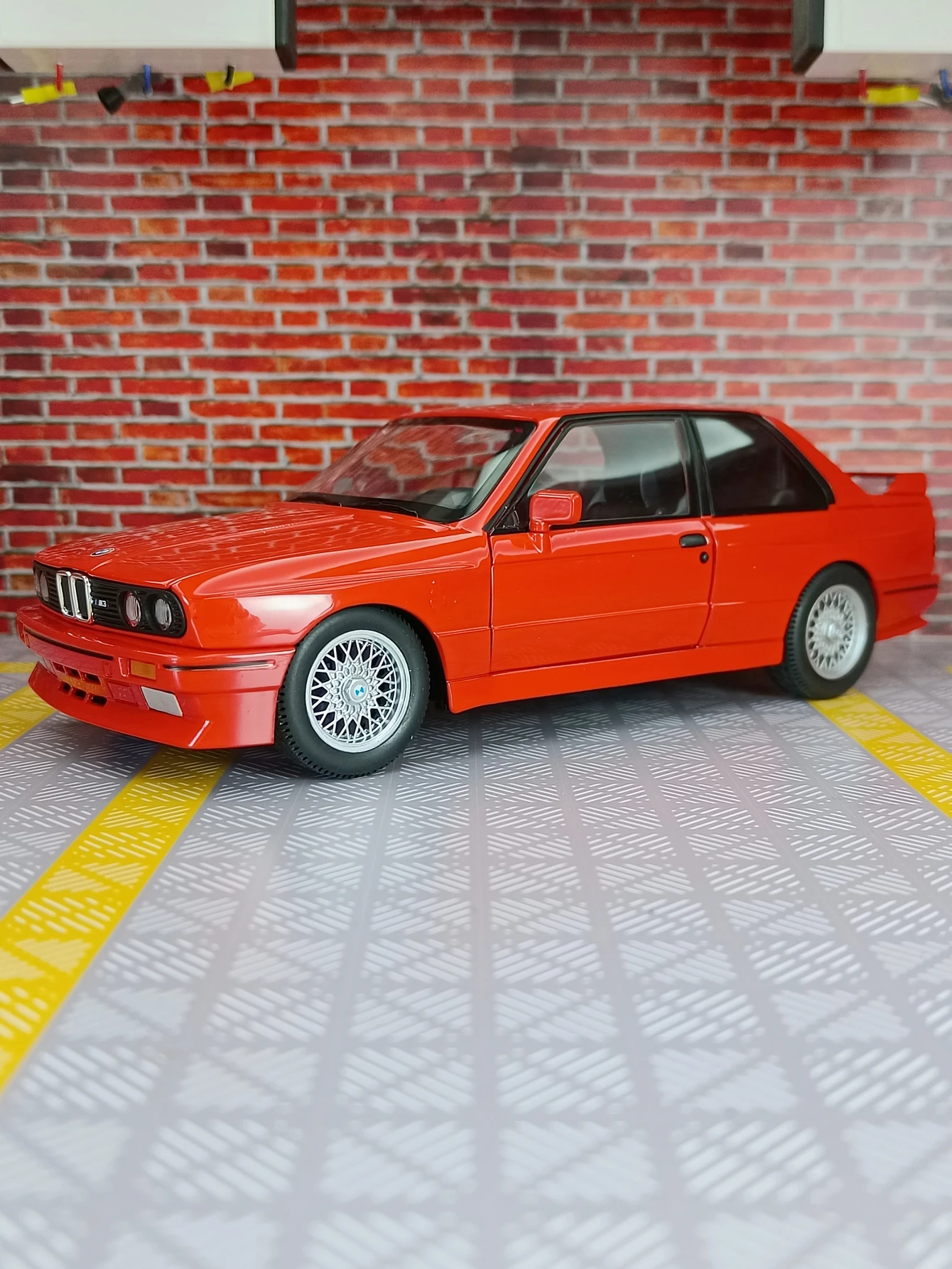 

1:24 M3 E30 1988 alloy car model acousto-optic super-running ornaments pull-back steering shock-absorbing toys