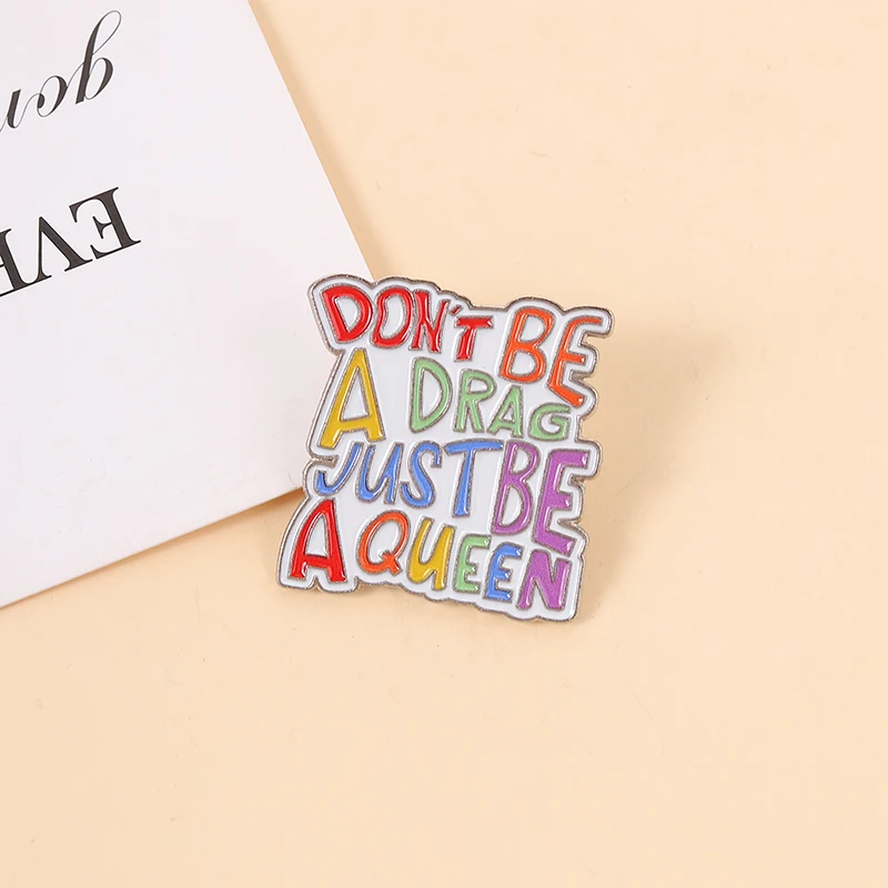 Don't Be A Drag Just Be A Queen Emaille-Pins, motivierende, freche Regenbogen-Zitate, Brosche, Rucksack- und Kleidungsabzeichen, Modeschmuck, Geschenk – Detail 9