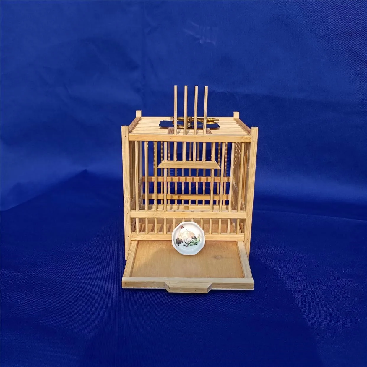 

Клетка для саранчи из бамбука, однокомнатная, изысканно выполненная, компактная и удобная.