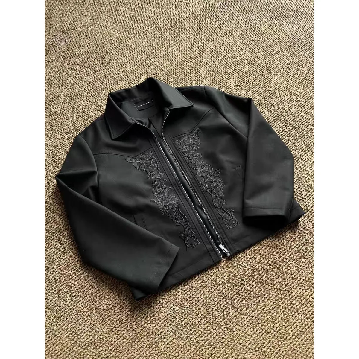 

Уникальный дизайн, новинка весенней коллекции: мужская куртка в западном стиле с высококачественной вышивкой и сложной резьбой, стильная и элегантная.