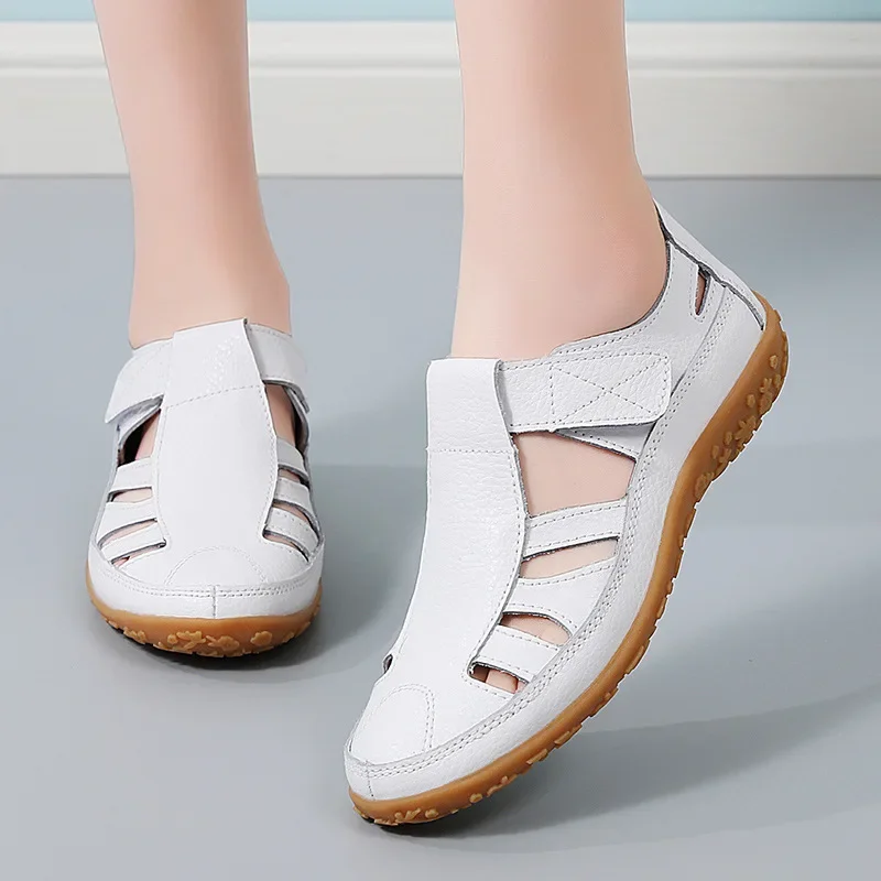 Neue Sommer-Damen-Slipper aus genähtem Leder, weichsohlige, rutschfeste Strandschuhe, atmungsaktive Freizeitschuhe für Erwachsene, lässige Mutter-Freizeitschuhe
