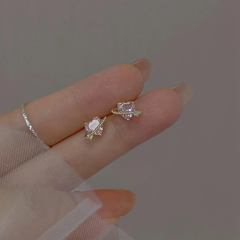 Pendientes de botón desiguales de circonita cúbica rosa Planet Heart para mujer y niña, pendientes pequeños brillantes con forma de anillo de Saturno chapado en oro, regalo de joyería dulce y kawaii para San Valentín, uso diario, cumpleaños o fiestas.