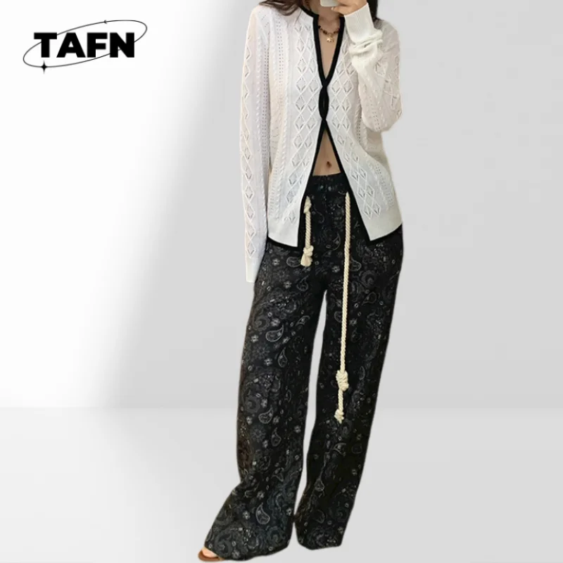 

French 2025 Early Autumn Simple Knot V-neck Sweater Paisley Light Suit Perfect for All Seasons Elegant and ComfortableAG1532