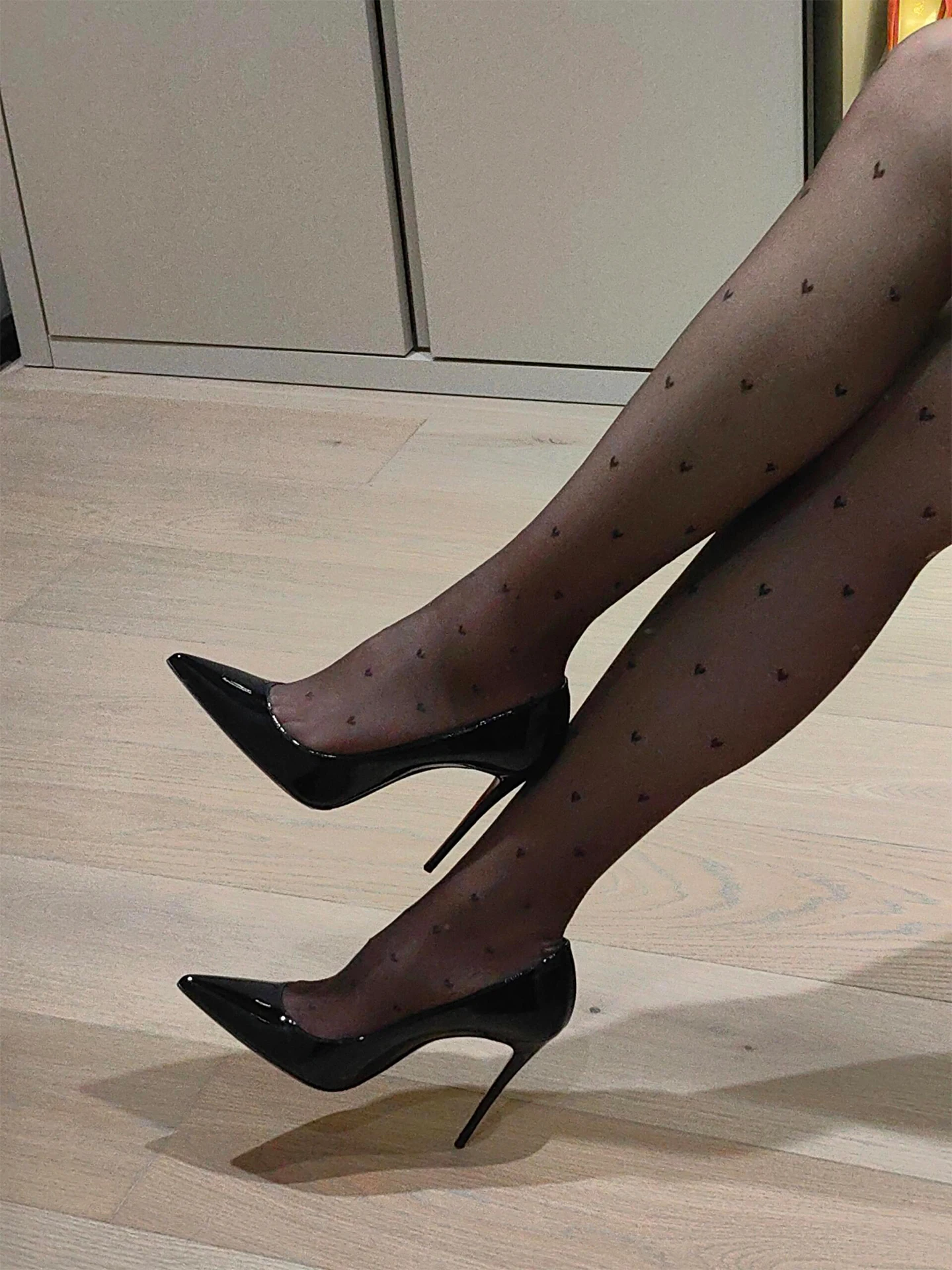 

Сексуальные женские туфли на шпильке с острым носком, красной подошвой, кожаные, на тонком каблуке, очень высокие, модные, больших размеров, для делового стиля