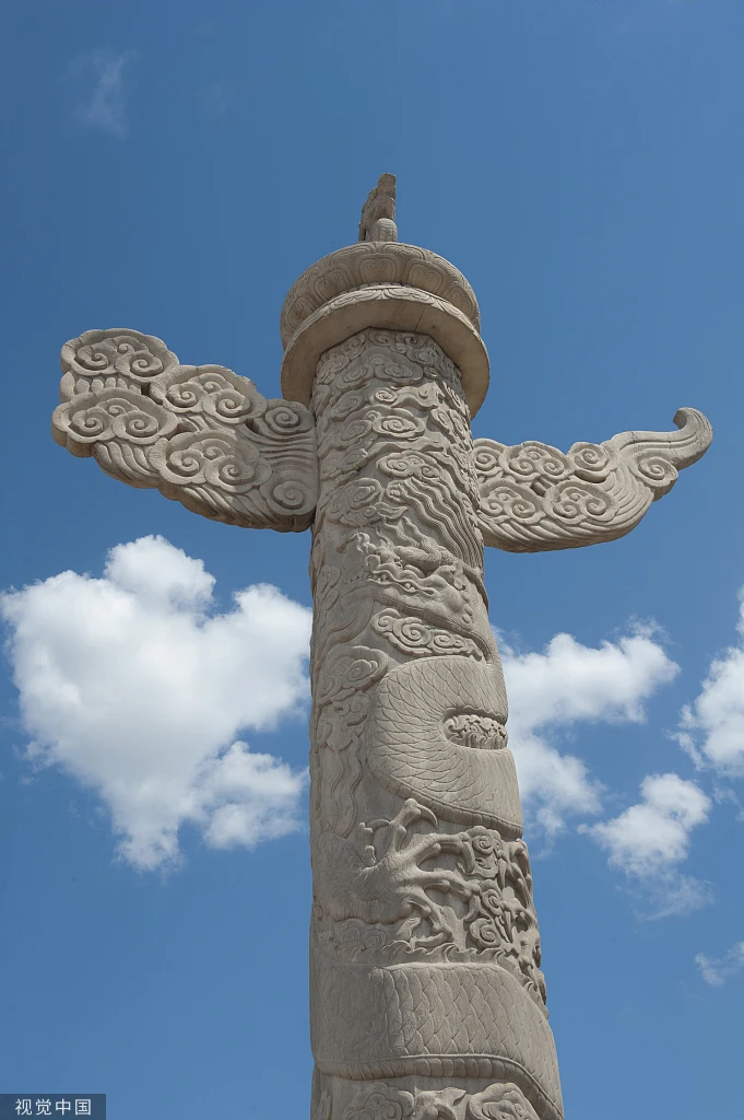 Cantiiro do Patrimônio Cultural com coluna de pedra ornamentada