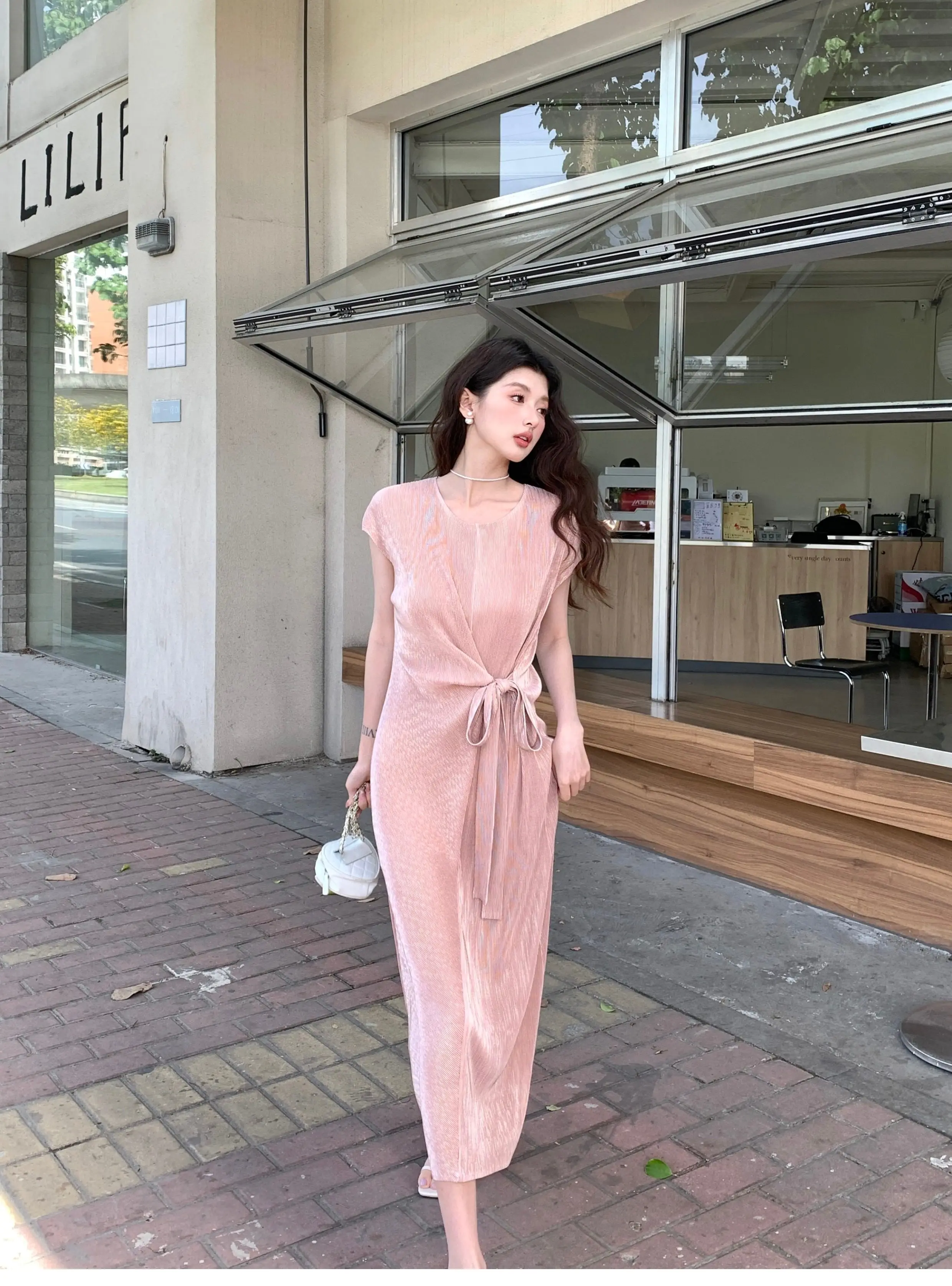 Beiges Plissee-Maxikleid mit Taillenbund, Kurzen Ärmeln, Weichem Stoff, Fließender Silhouette, Elegant, Lässig, für den Täglichen Gebrauch, 2025 Trendy Chic – Detail 8