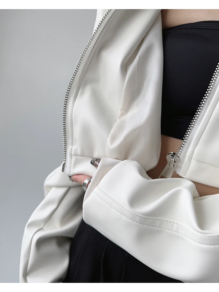 Giacca da motociclista in pelle da donna, design alla moda per primavera autunno, capo esterno corto e di tendenza, vestibilità ampia per il commuting