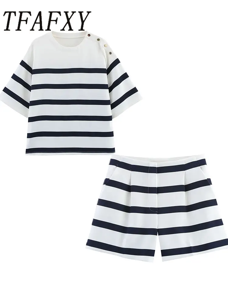 

TFAFXY 2025 летний повседневный шикарный женский костюм в полоску с круглым вырезом и короткими рукавами, прямые свободные шорты, новые модные комплекты из двух предметов ﻿