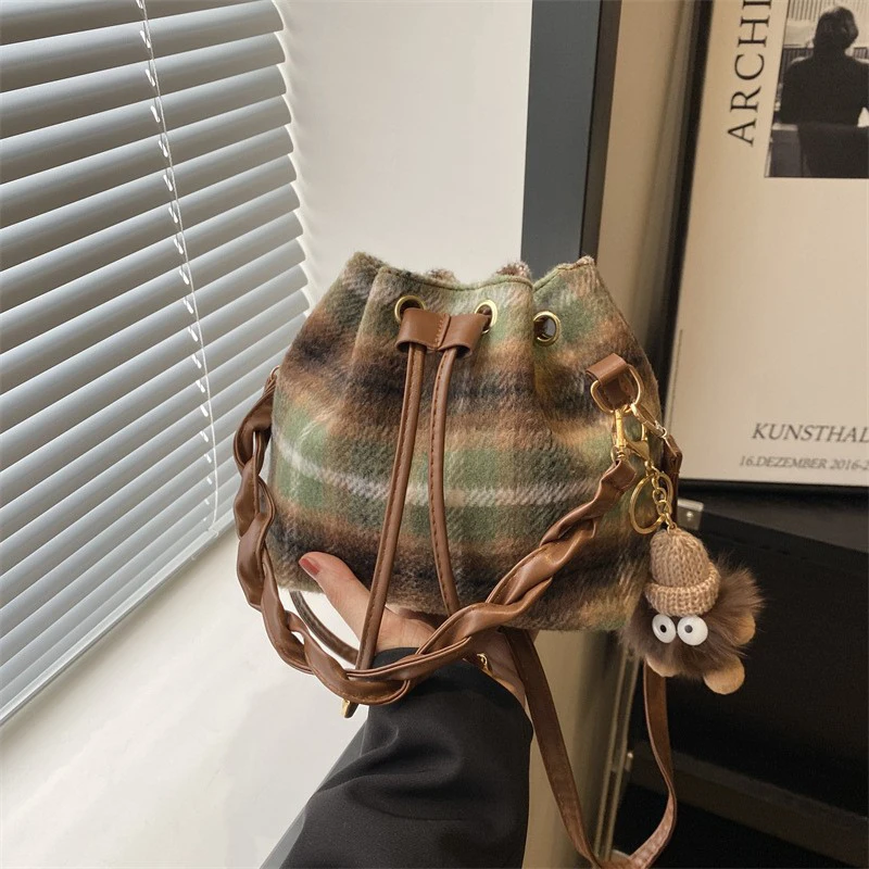Tweed-Karo-Umhängetasche mit Kordelzug, klassische karierte Damenhandtasche, Retro-Make-up-Tasche, elegante Herbst-/Wintertasche – Detail 13
