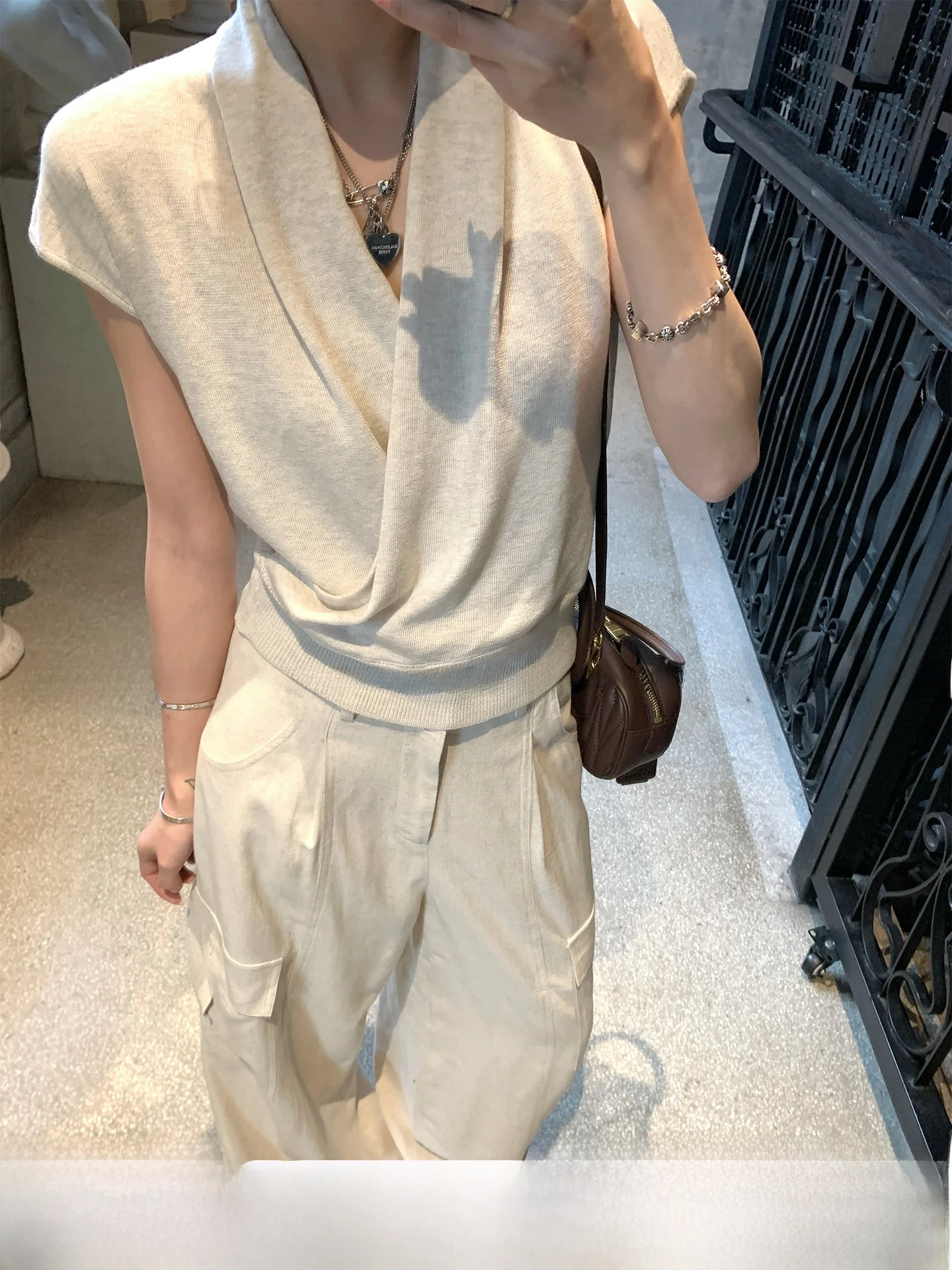 

GV Big Brother Loose Cross V-Neck Knitted Short Sleeve Top Women's Fashionable Versatile Waist-Cinching Open Front Design
