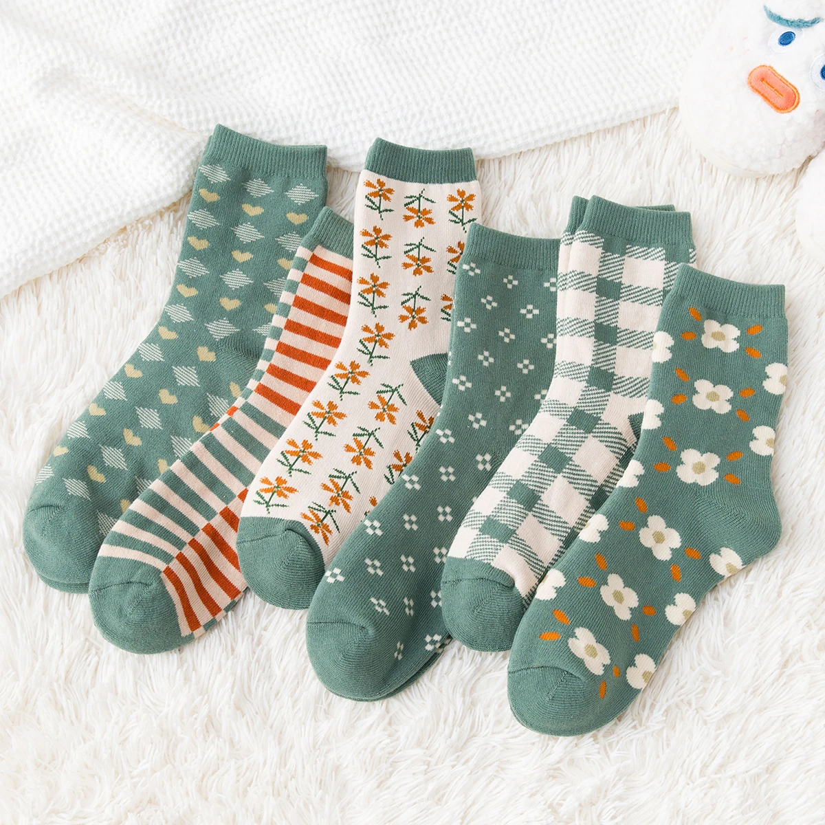 3 Pairs of Women's Autumn and Winter Striped Checkered Flower Heart-shaped Sweet College Style Thick and Warm Looped Socks