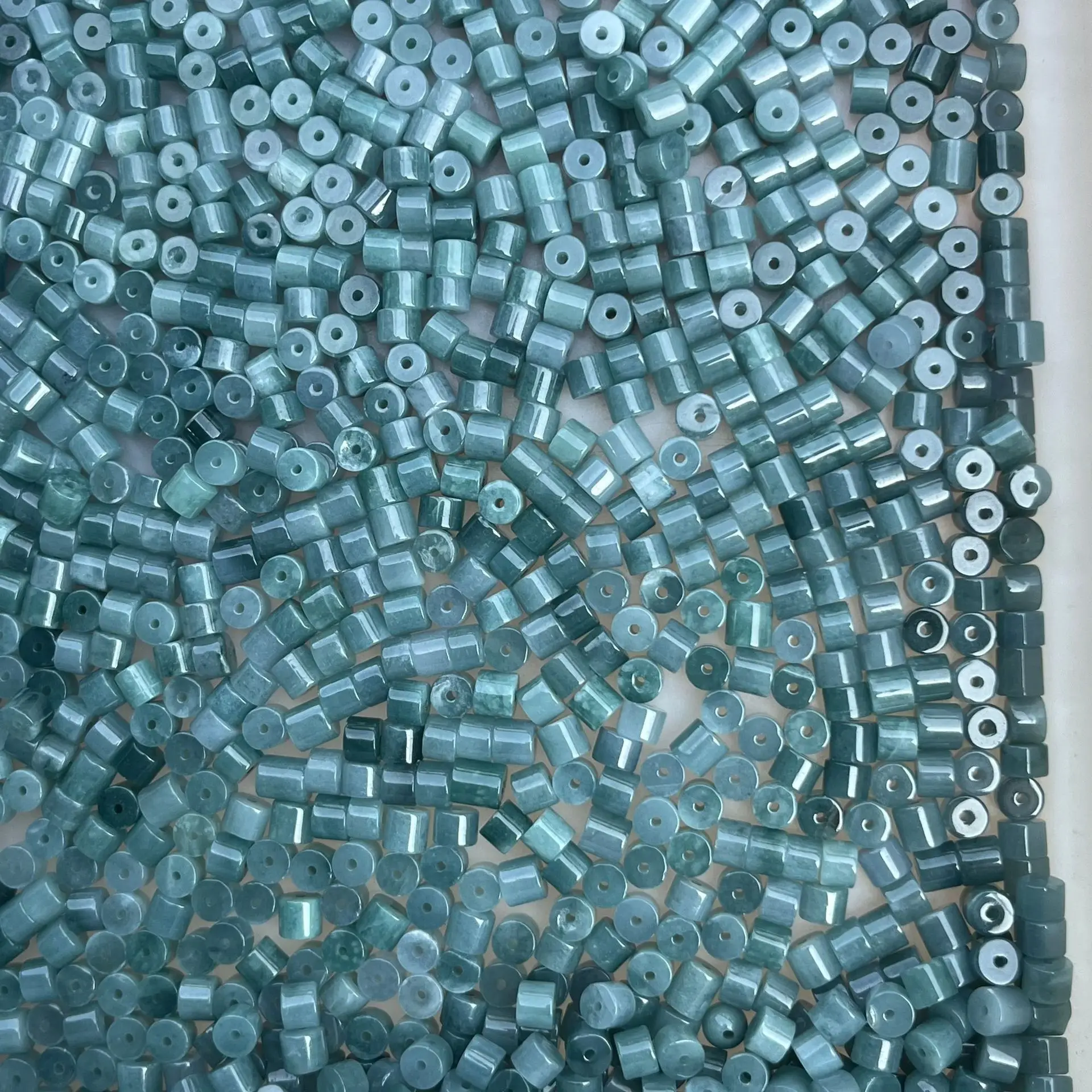 

Natural A jadeite ice blue water material loose beads, small bucket beads are fashionable and versatile