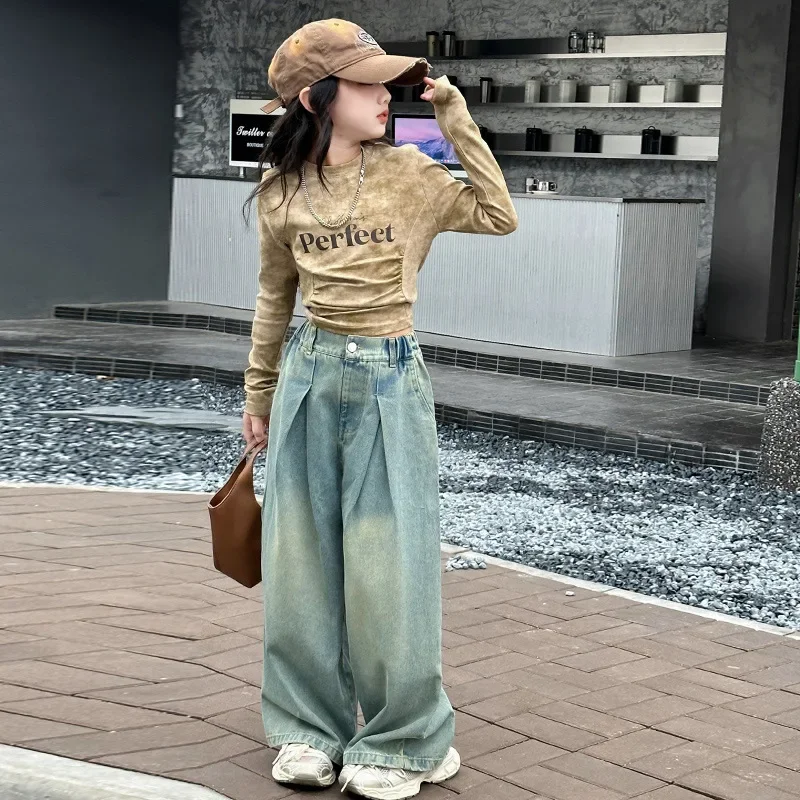 

2025 корейский весенне-осенний комплект одежды из 2 предметов для школьниц, детский топ с длинными рукавами и круглым вырезом для девочек + джинсовые широкие брюки, комплект для девочек