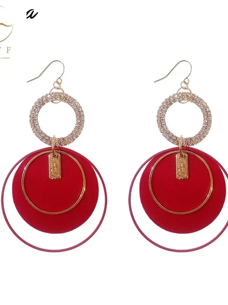 

Big red circle earrings, big long fashion ear accessories.