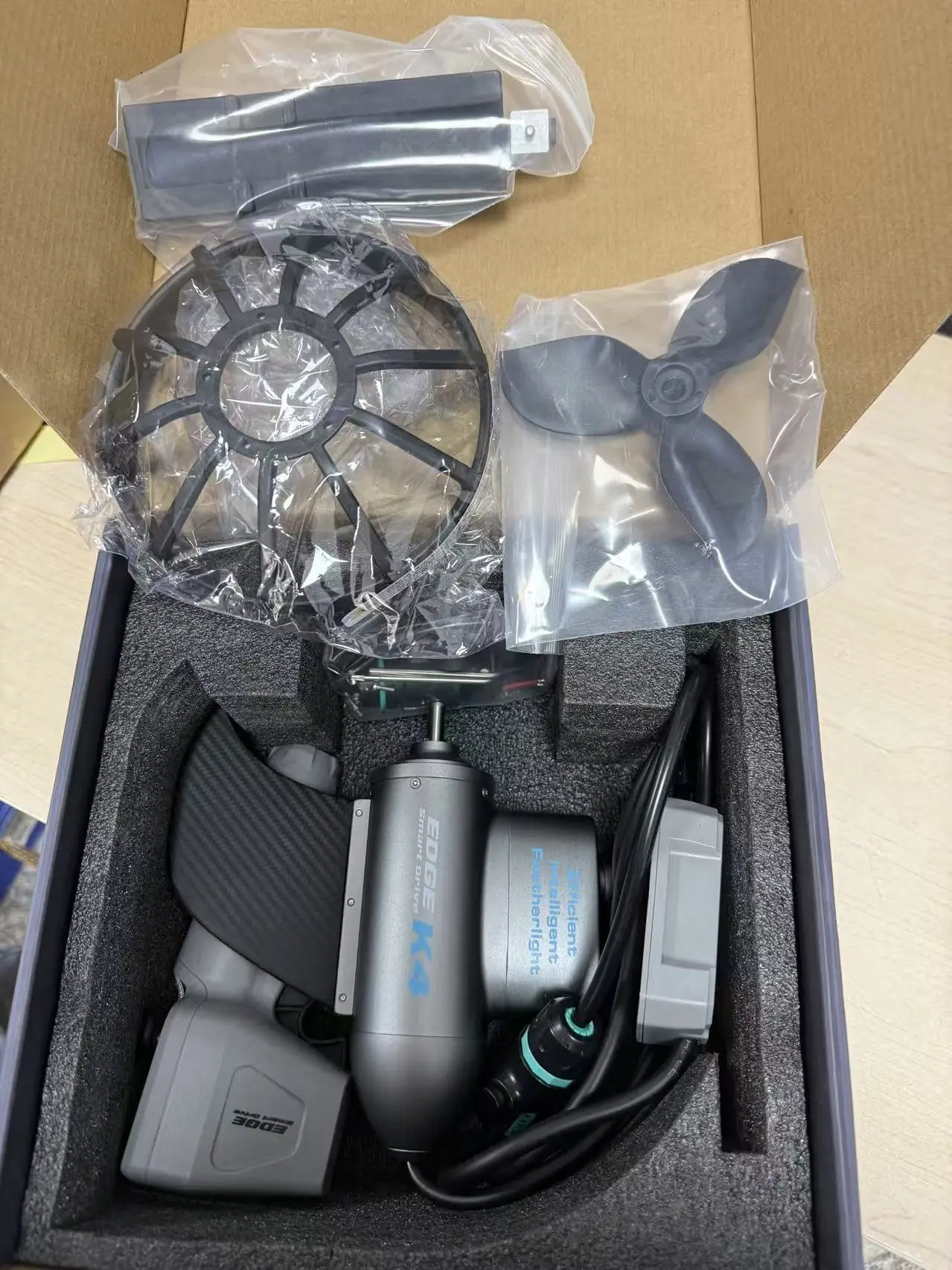 

EDGE K4 motorboat and kayak engine. It is compatible with the B1, B2, B4 or B8 types of batteries developed by EDGE