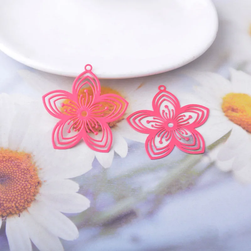 20 Stück AB9237 Messing-Schmuckanhänger in Hellgold mit bemalten Blumen, DIY-Zubehör für Damenohrringe – Detail 15