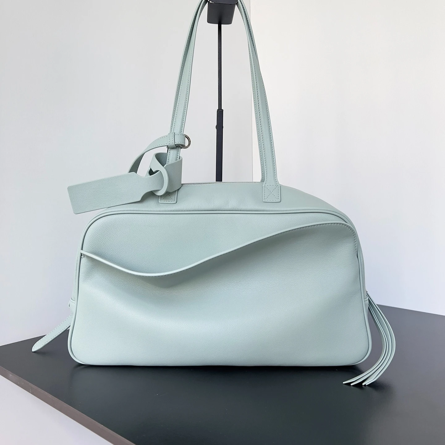 

Модная дизайнерская сумка через плечо 2026 года: новая коллекция люксовых брендовых сумок для города, универсальные сумки-мессенджеры и сумки-боулинг.