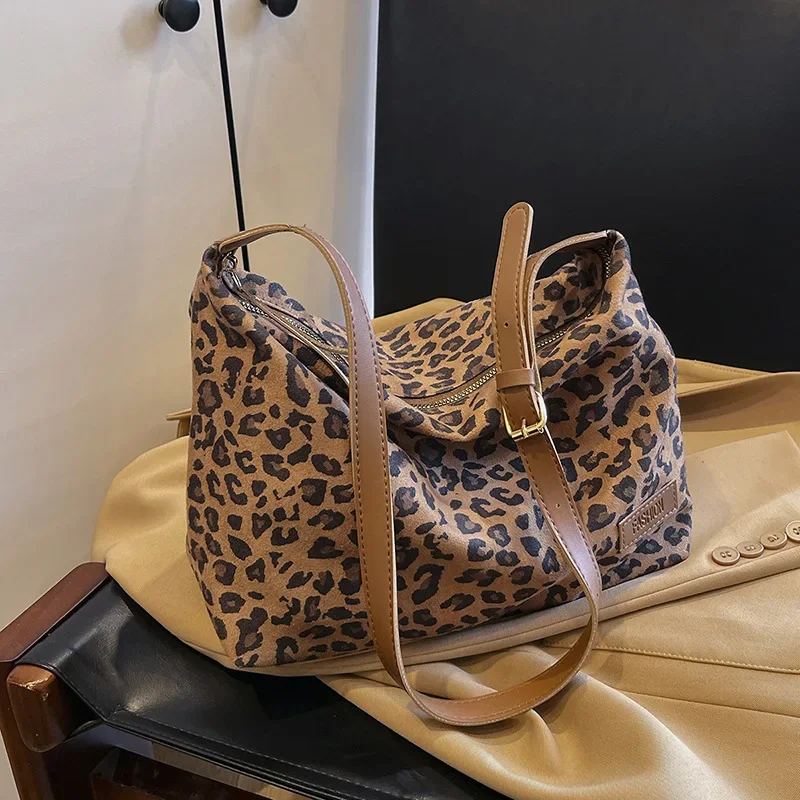 

Vintage premium matte shoulder messenger tote bag large capacity