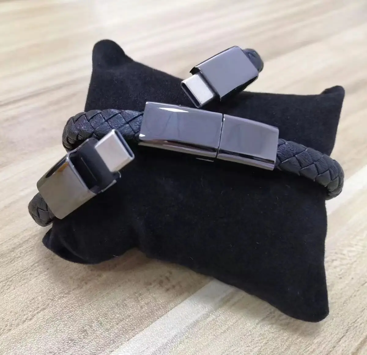 Portable and Stylish USB Fast Charging Wristband, Suitable for Mobile Phones, Tablets, Computers, Bluetooth Earphones
