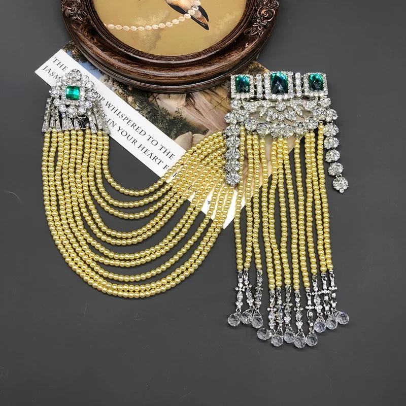 

New Heavy Industry Pearl Tassel Brooch Inlaid with Emerald Gemstone Drop Pendant Suit Pin