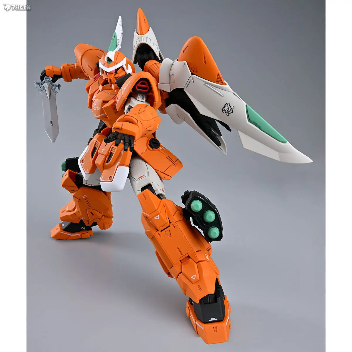 BANDAI Original MG serie ZGMF-1017 MOBILE GINN 1/100 figura de Anime modelo de ensamblaje juguetes regalos para niños adornos coleccionables