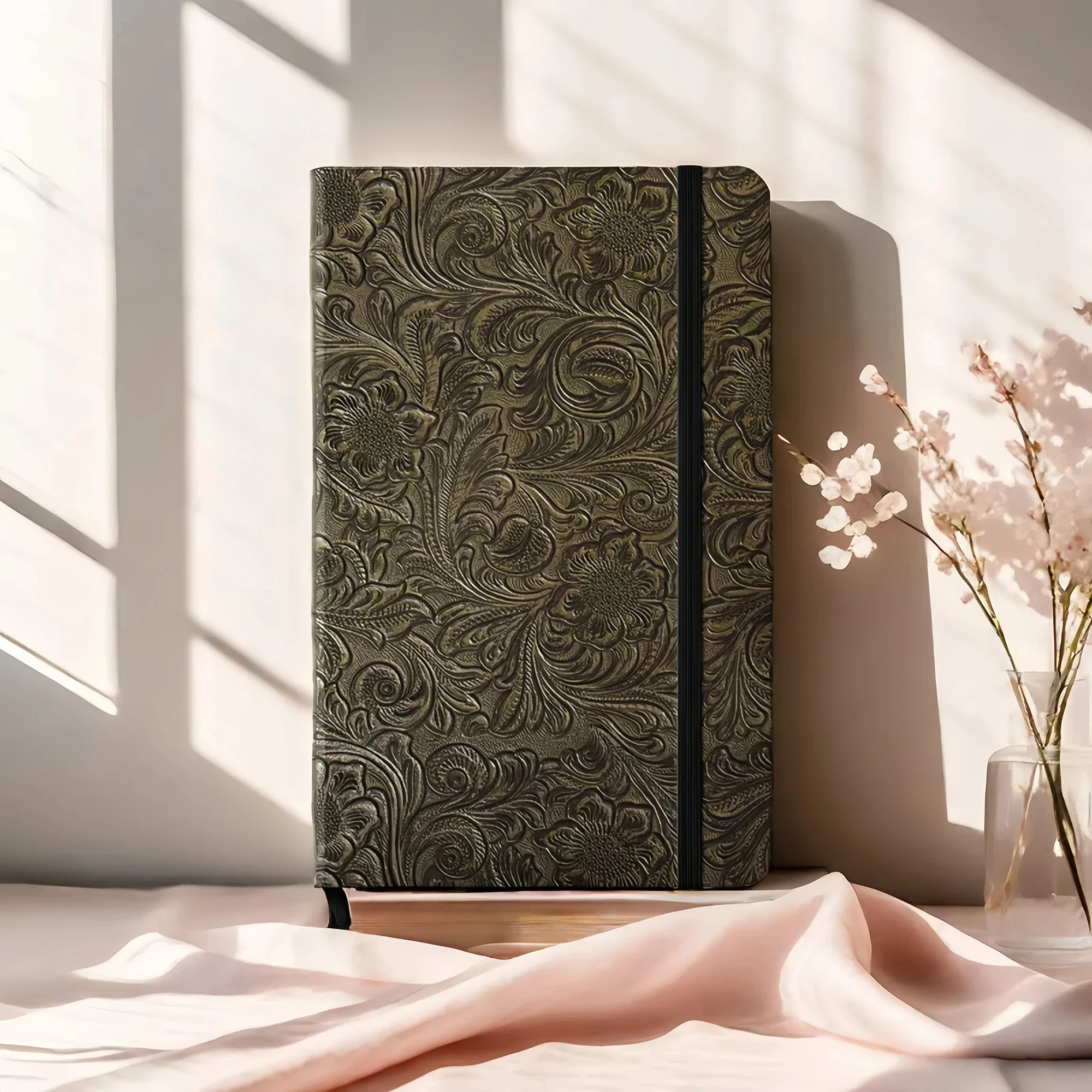 BUKE Retro-Notizbuch mit Blumenmuster und Punkten, 3D-geprägtes Kunstleder, A5-Format, Hardcover, 160 g/m² dickes Papier, Notizbuch mit 5x5-mm-Punktraster. – Detail 2