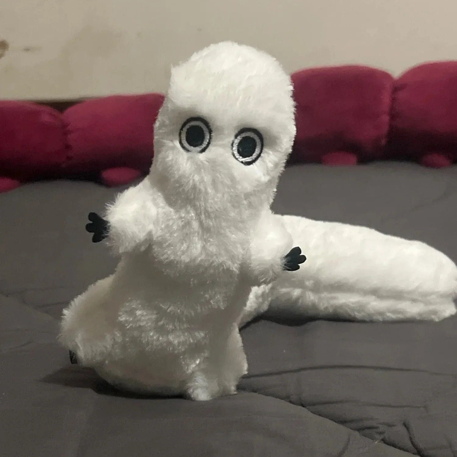 Weißer Brushbug Plüsch-Stofftier mit Hexenhut, biegsamer langer Körper, weiches, flauschiges Spielzeug für Fans, Heimdekoration, Geschenk