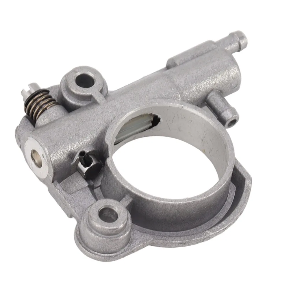 Silver Chainsaw Oil Pump Iron Chainsaw Oiler Pump for CS550P CS600P CS590 CS620P CS620PW CS600 CS-550 CS-600 CS-605 CS-620SX
