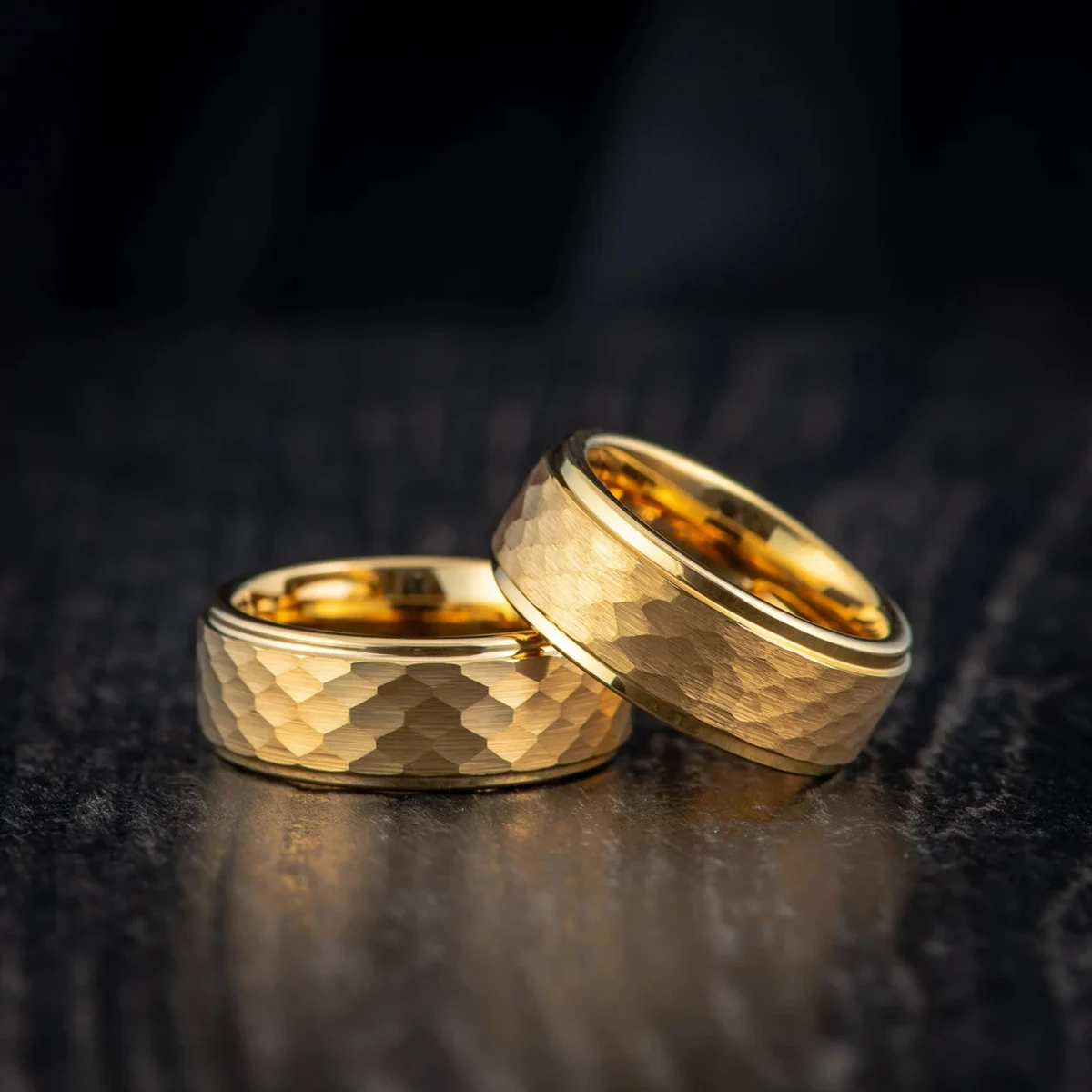 anillos-de-boda-para-hombre-de-carburo-de-tungsteno-en-colores-dorado-negro-y-plateado-de-6-8-mm-con-diseno-facetado-y-acabado-martillado-ideales-para-parejas-como-anillos-de-compromiso-de-promesa-o-para-celebrar-un-aniversario