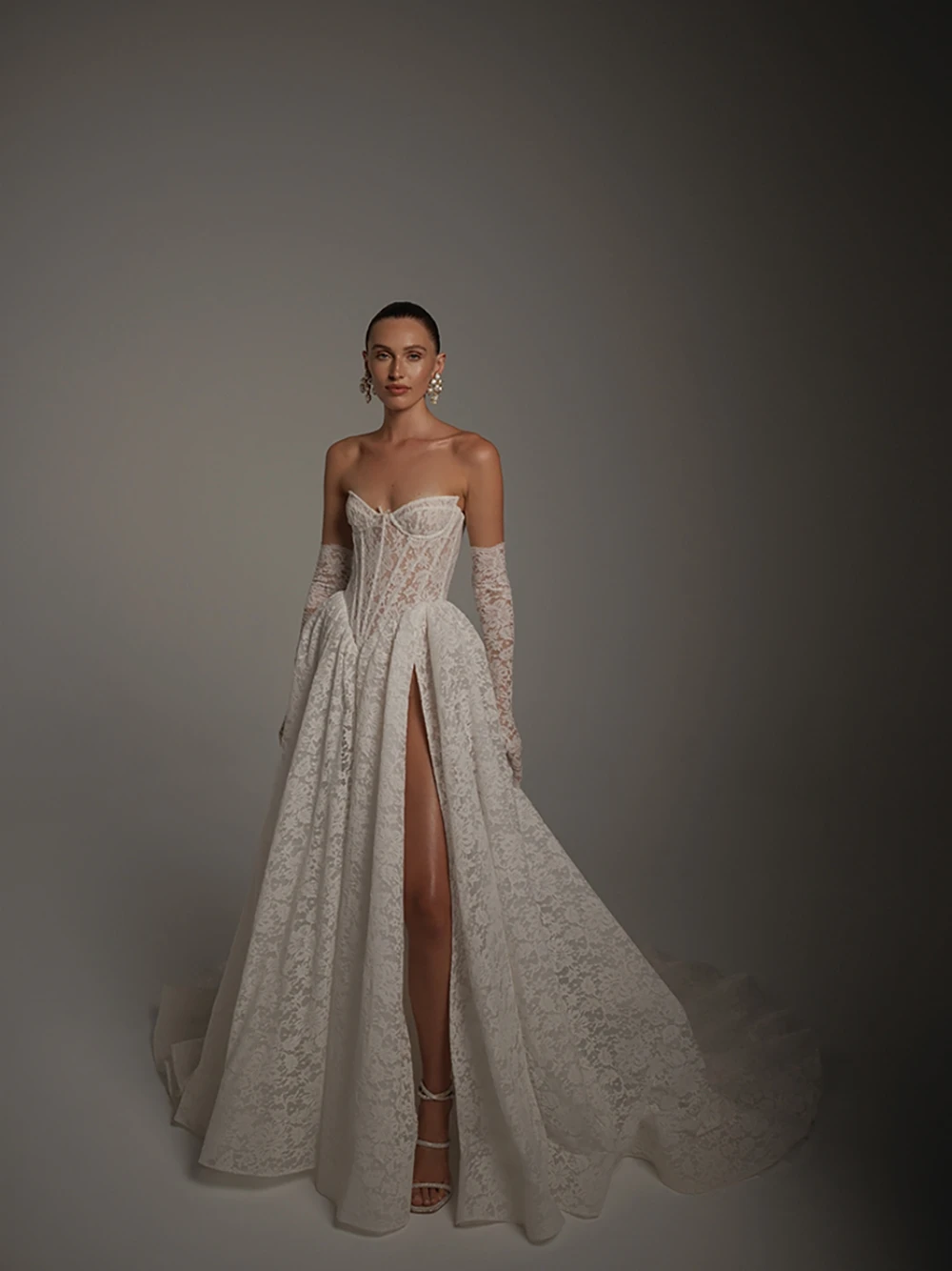 Znakomita suknia ślubna z pełnej koronki, seksowny dekolt w serek, wysokie rozcięcie, szyta na miarę suknia ślubna, elegancka romantyczna suknia balowa, długi tren, strój dla panny młodej.