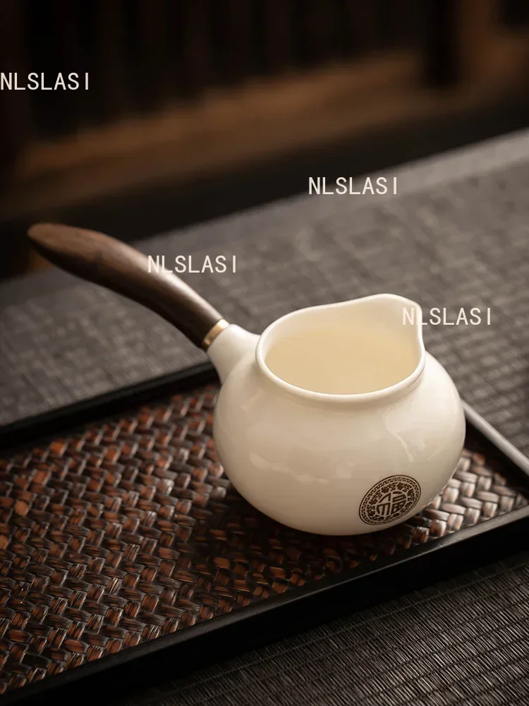 

Белый фарфоровый чайник из баранины с жиром и нефритом, ручка из цельного дерева, ярмарка, бытовые керамические диспенсеры для чая, традиционные аксессуары для чая