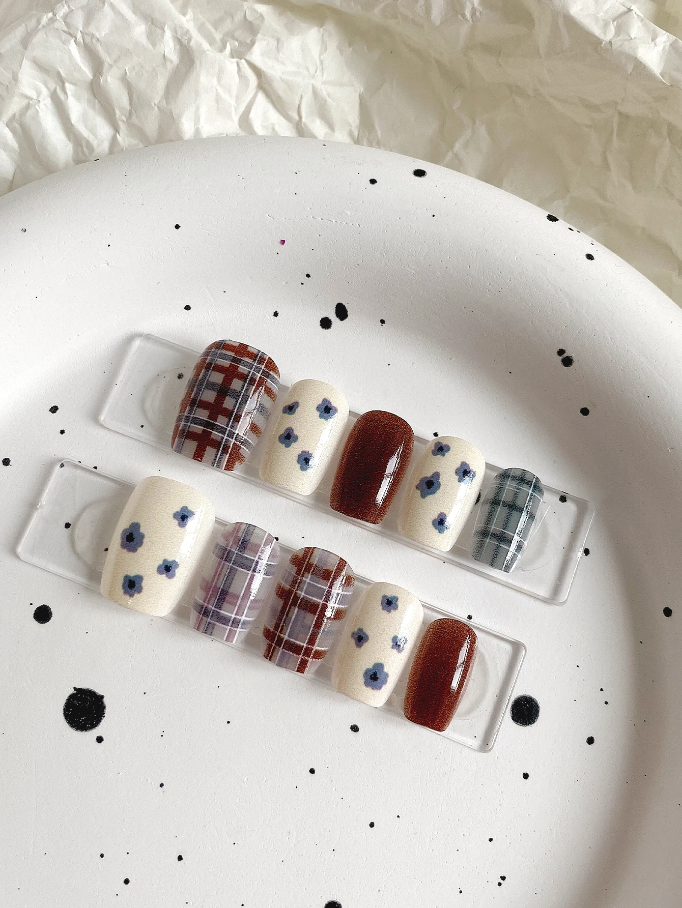 10-Piece Set of Retro Plaid Floral Press-On Nails, Suitable for Artistic Outfits, Autumn Outings, Campus Commuting, Daily Dates, Gentle and Understated, Not Easy to Clash with Other Styles