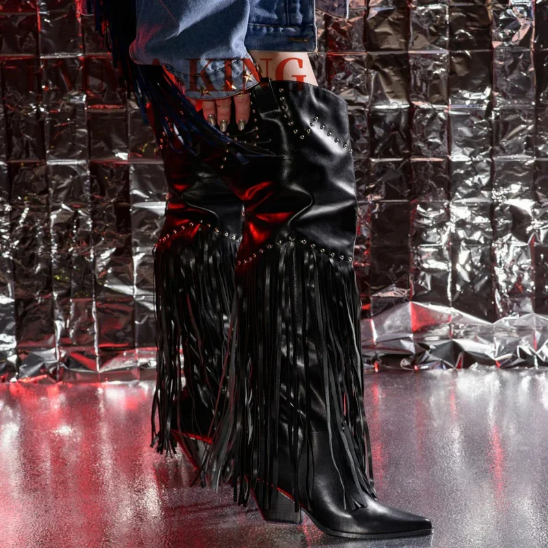 

Сапоги до бедра с острым носком и бахромой. Модные женские сапоги выше колена с кисточками. Ковбойские сапоги на танкетке с молнией сзади.