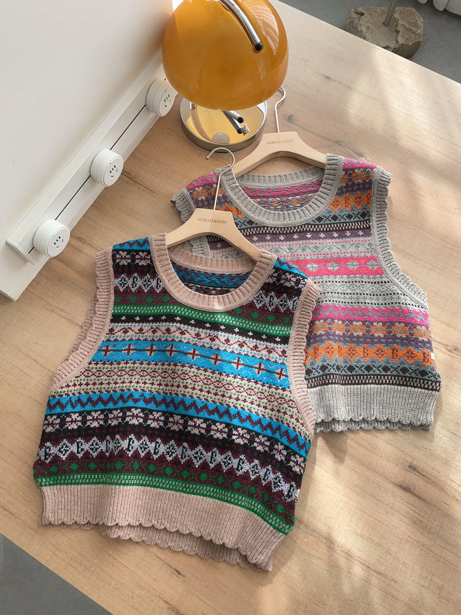 

Pure Tail Vintage Island round Ne Vest Women's Faion Commute Sle Regular Fit Polypropylene Wool Blend Vest