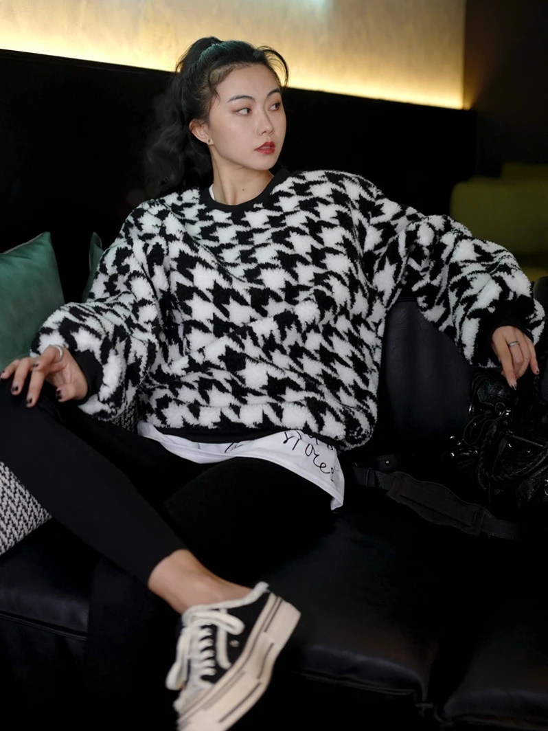 

Thiened Fce Hoodie Street Sle round Ne Print Long Sve Autumn Winter eepskin Velvet Loose Fit Sweatirt