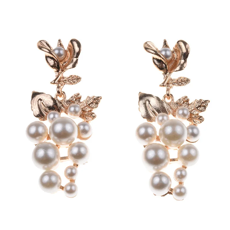 Hot-selling new earrings, fashionable and creative pearl diamond-encrusted alloy earrings, source manufacturer