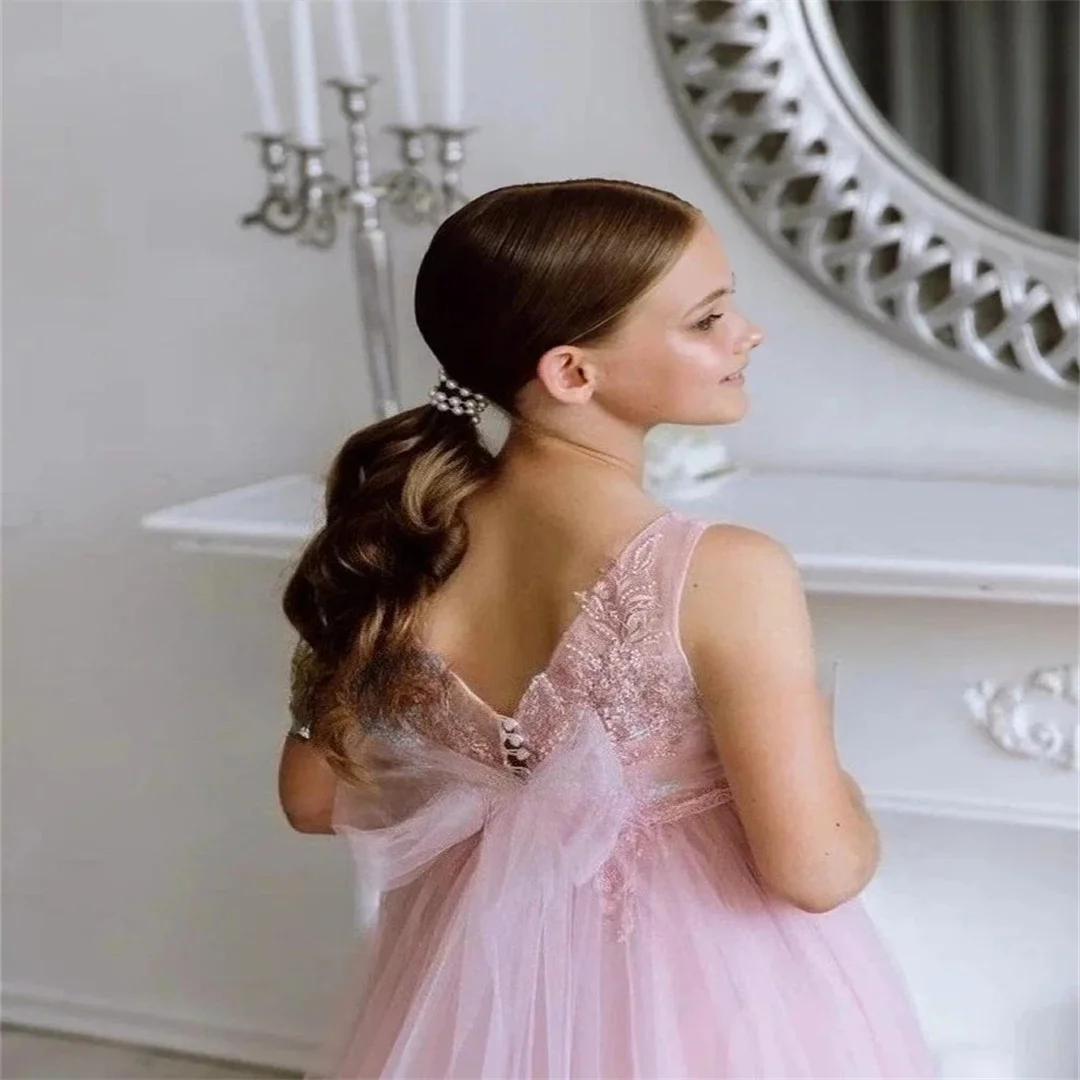 Sukienki dla dziewczynek: personalizowane sukienki księżniczki, sukienki na pierwszą komunię, tiulowe sukienki tutu, koronkowe sukienki na przyjęcia, różowe sukienki na konkursy piękności, sukienki dla druhen, sukienki wieczorowe.