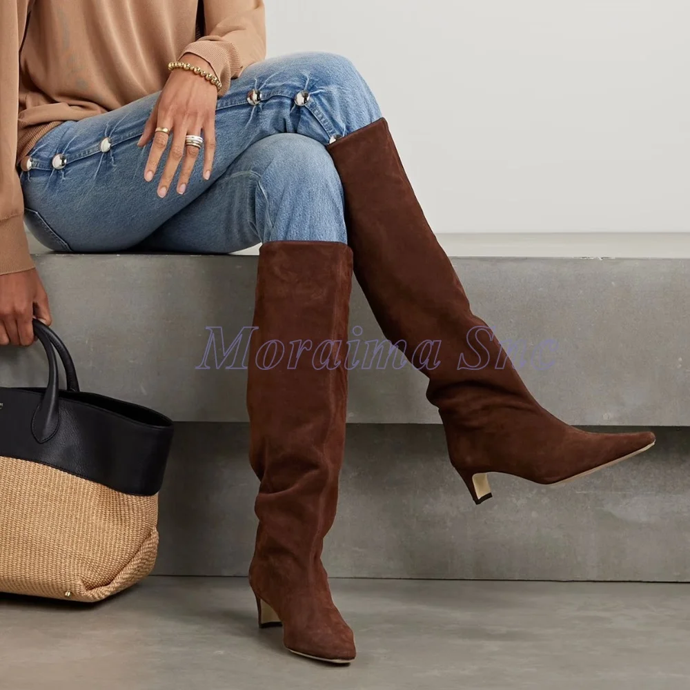 Stivali alti al ginocchio in pelle scamosciata con punta a punta Tacco grosso a blocco piccolo Slip On Stivali lunghi moderni da donna moda Autunno Inverno 2026 Nuovo