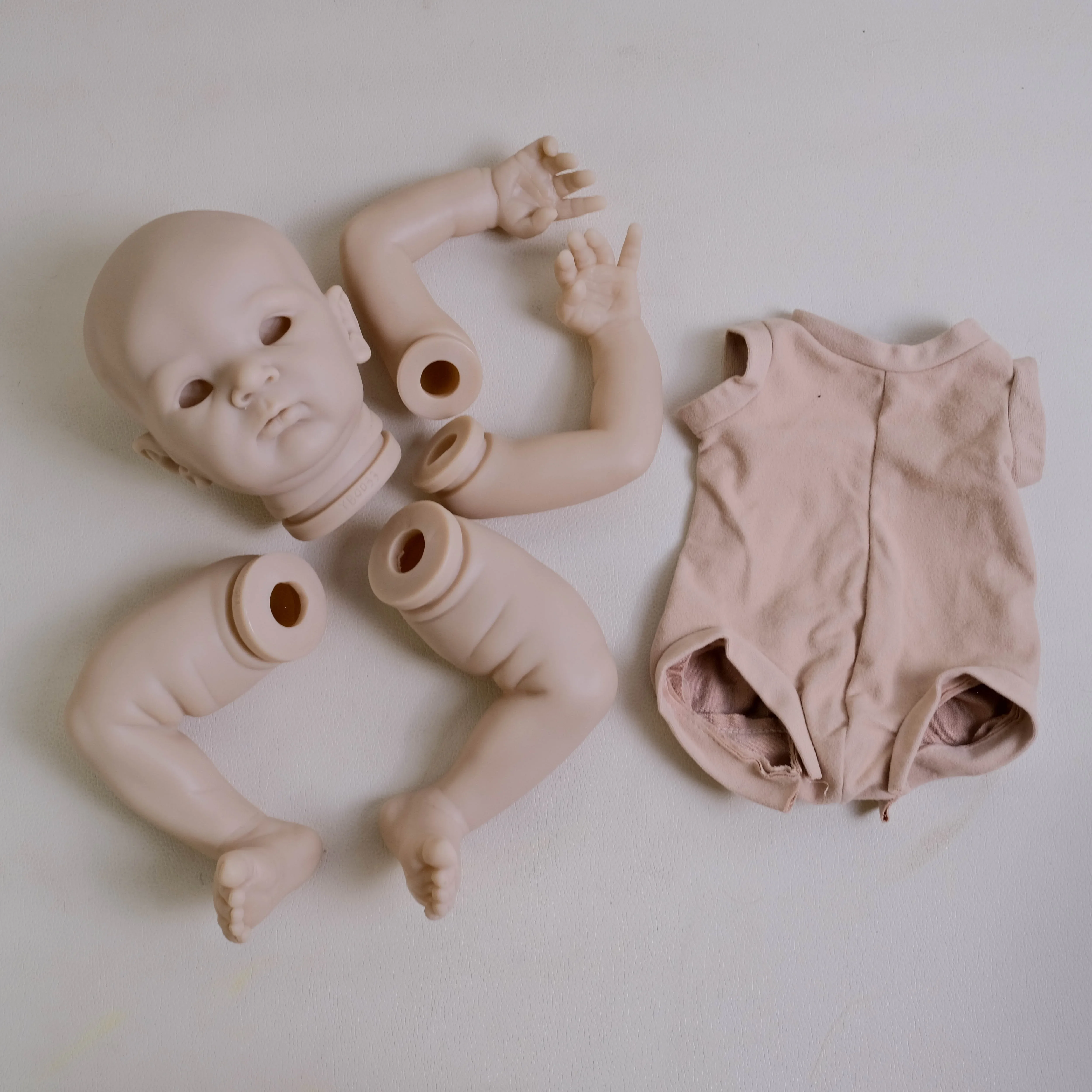 Zaza Limited Edition Reborn Doll Kit 19Inch Un painted Blank DIY Doll Parts Lifelike Soft Touch With Cloth Body