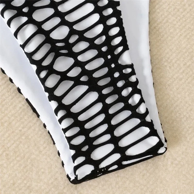 مثير أسود أبيض العصابة مايكرو ثونغ بيكيني ملابس السباحة النساء 2025 الجوف خارج البرازيلي بحر قطعتين ثوب السباحة مجموعة 2025