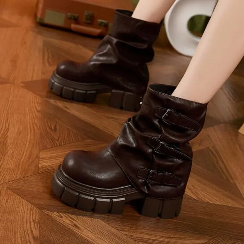 

Женские ботильоны на платформе 9 см, на массивном каблуке, со скрытой танкеткой, в мотоциклетном стиле, с пряжками, для осени и зимы 2026